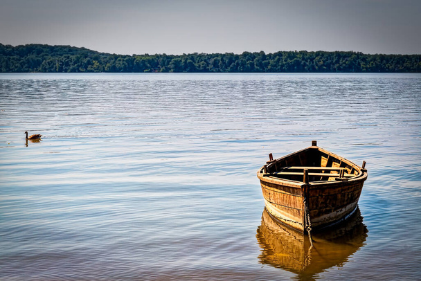 Una piccola barca siede marea fino alla riva del fiume Potomac sul lato Virginia
. - Foto, immagini