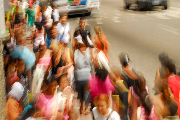 Люди ходять і збираються на вулицях Джо Пессоа, Параїба, Бразилія, 21 грудня 2006 року. Натовп людей. - Фото, зображення