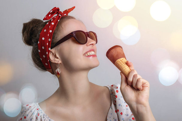 Sorridente ragazza donna caucasica che indossa occhiali da sole mangiare un cono gelato al cioccolato. Summer party vibes concept
 - Foto, immagini