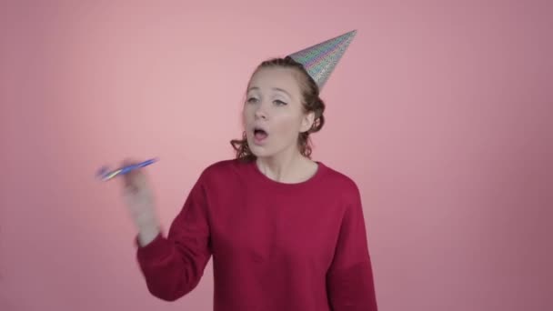 A girl with beautiful big eyes celebrates her birthday. - Video, Çekim