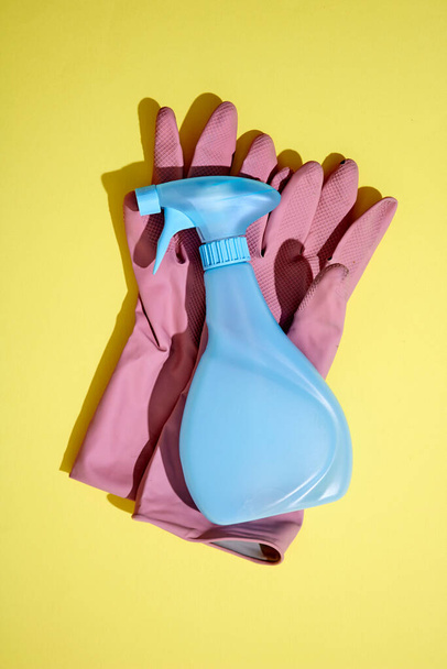 Een studiofoto van huishoudelijke schoonmaakmiddelen - Foto, afbeelding