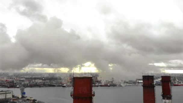 Вид с воздуха на дымоход электростанции. Вращение вокруг дымохода в жилом районе города
 - Кадры, видео