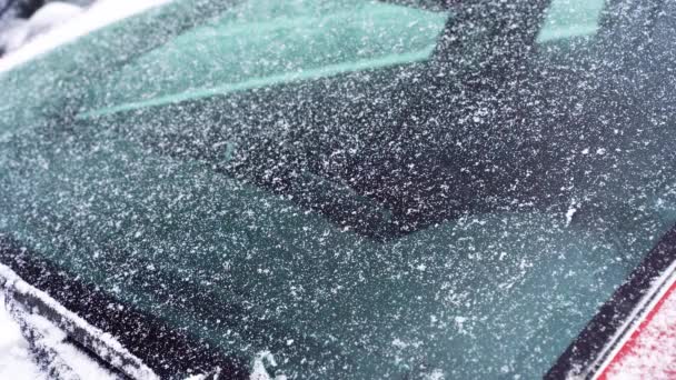 Autowischer fegen im Winter mit langsamer Geschwindigkeit Schnee. Autoscheibe im Winter, Scheibenwischer reinigen - Filmmaterial, Video