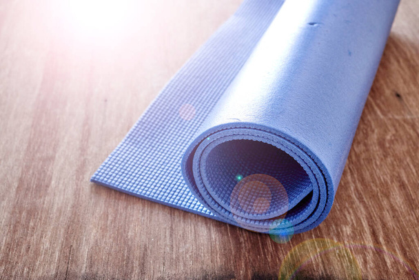 Een studio foto van een yoga mat - Foto, afbeelding