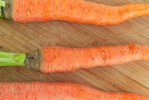 bouquet de carottes orange légumes racines longues et propres sur un fond beige - Photo, image