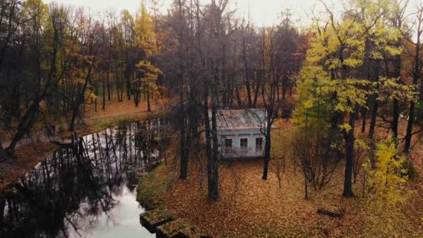 4K Antigua casa en la orilla del río. Bosque de otoño. Casa abandonada en la orilla del lago
 - Imágenes, Vídeo