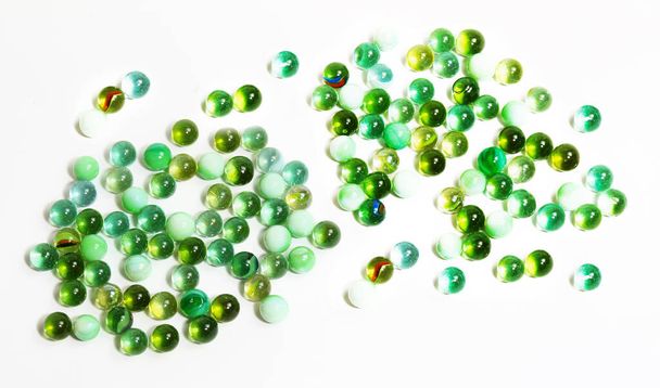 Fundo com várias bolas de vidro em tom verde
 - Foto, Imagem