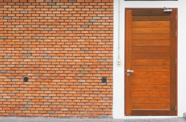 Clay baksteen muur achtergrond met deur en deurbel - Foto, afbeelding