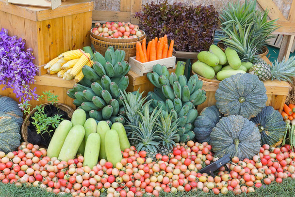 お客様のためのさまざまな種類の野菜を示す果物や野菜の屋台 - 写真・画像
