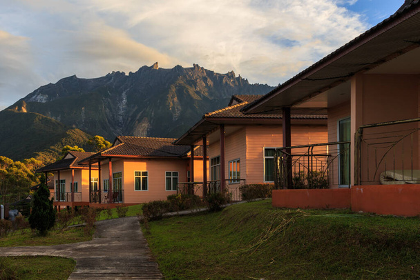 Вид на гору Кинабалу с Dream World Resort, Фасанг, Сабах, Борнео-Трэвел
 - Фото, изображение