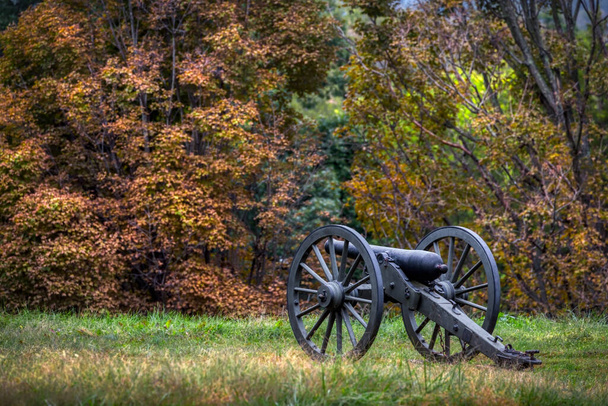 Eine lange stille Bürgerkriegskanone sitzt auf einem Feld in Virginia. - Foto, Bild