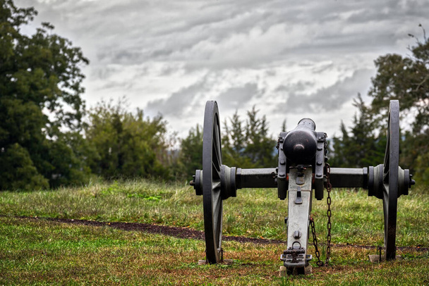 A long silent Civil War cannon sits in a Virginia field. - Photo, Image