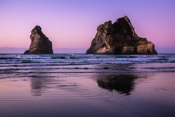 Colourful Sunset at Wharariki Beach, Golden Bay, Tasman, South Island, New Zealand - Foto, imagen