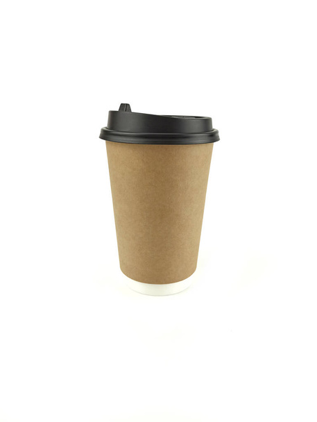 Pappbecher mit Deckel zum Mitnehmen für Kaffee oder Tee isoliert auf weißem Hintergrund - Foto, Bild