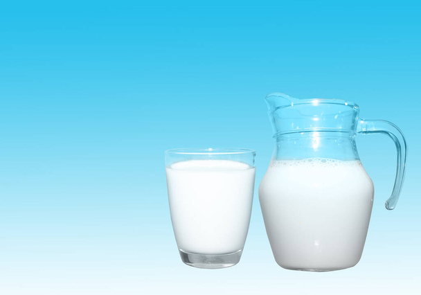 białe mleko duży plusk w przezroczyste szkło na różowym tle - Zdjęcie, obraz