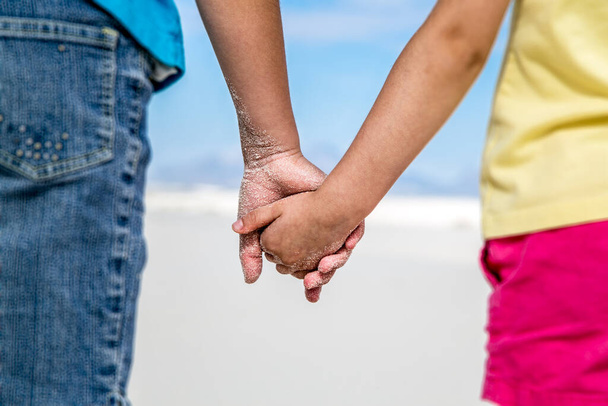Dvě děti držící se za ruce v poušti. - Fotografie, Obrázek