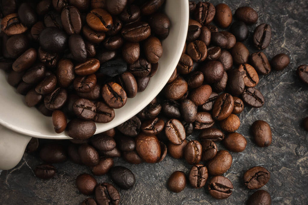 Tasse à café blanche avec grains de café, café frais, ton sombre
 - Photo, image