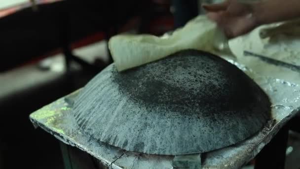 Kochen bereitet indisches Brot Rumali Roti. - Filmmaterial, Video