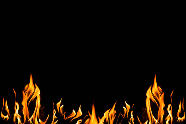 Feuerflammen auf schwarzem Hintergrund. Flammen isoliert auf schwarzem Hintergrund - Foto, Bild