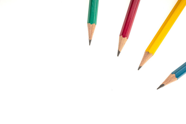 Bleistift (gelb, rot, blau, grün) isolierter weißer Hintergrund - Foto, Bild