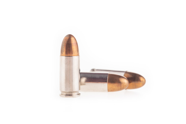 Um grupo de balas de 9mm isoladas em um fundo branco
 - Foto, Imagem