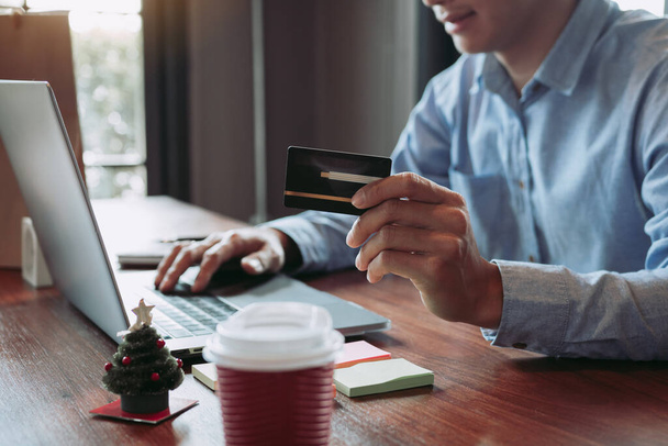 Ασιάτης που χρησιμοποιεί πιστωτική κάρτα με online ψώνια έννοια στο cafe. - Φωτογραφία, εικόνα