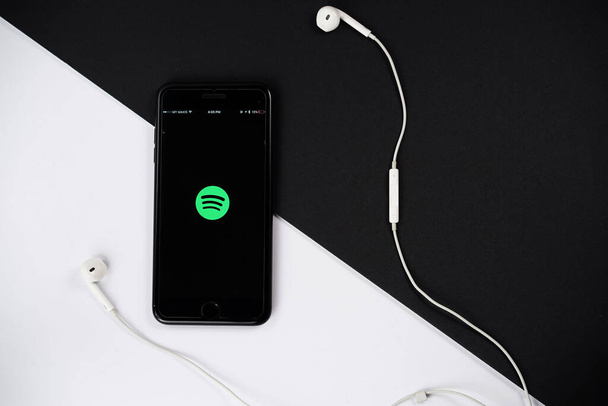 KUALA LUMPUR – 2017年8月15日.Spotifyはスマートフォン上のアプリ。Spotifyは人気の商業音楽ストリーミングサービスです。. - 写真・画像