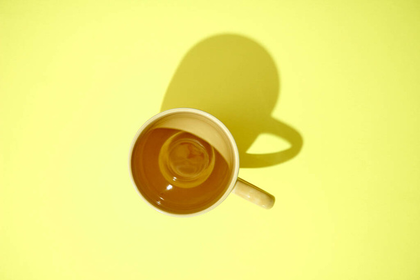 A studio close up of a coffee cup - Foto, Bild
