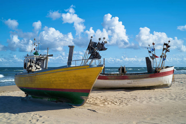   ポーランドのRewal近くのバルト海のビーチで漁船                              - 写真・画像