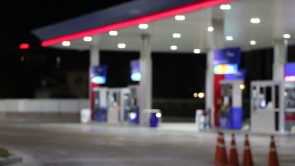 Az atmoszféra világítás elmosódott a benzinkútnál éjszaka - Felvétel, videó