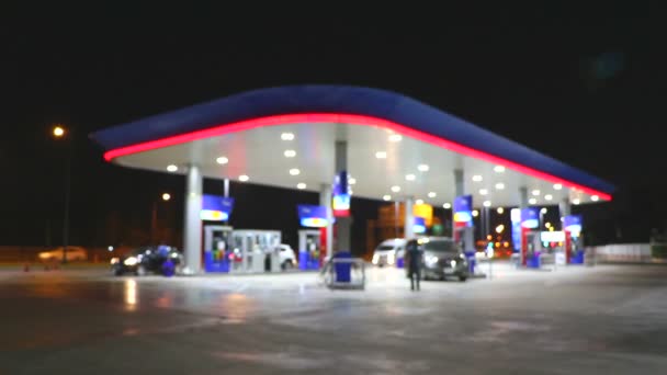 La iluminación de la atmósfera se difumina en la gasolinera por la noche
 - Imágenes, Vídeo