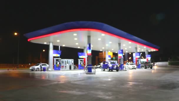 De sfeerverlichting wazig in tankstation 's nachts - Video