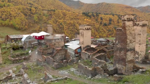 Clip aerea di un gruppo di Torri Svan medievali (case a torre costruite come abitazioni difensive
) - Filmati, video