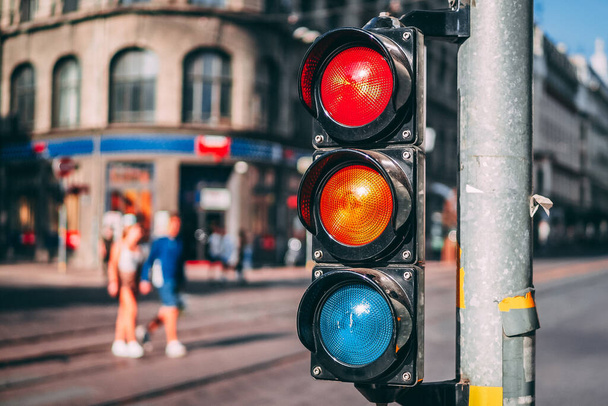 Semaforo pedonale sul bivio stradale della città
 - Foto, immagini