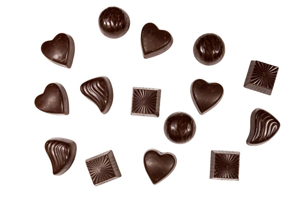 Varios caramelos de chocolate aislados sobre fondo blanco - Foto, imagen