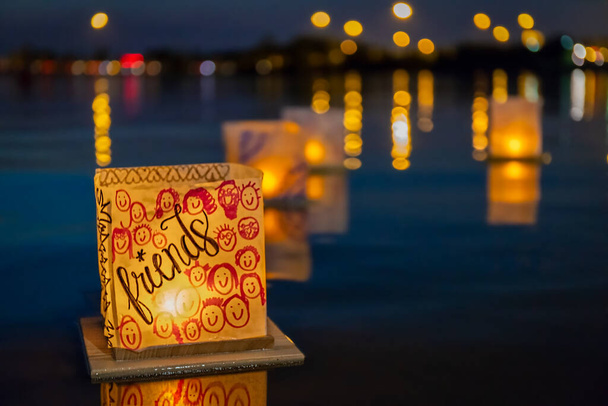 Um festival de lanternas da costa leste com mensagens pessoais inspiradoras flutuando na água
. - Foto, Imagem