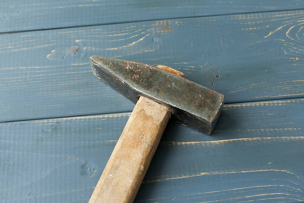 martelo e unhas em fundo de madeira - Foto, Imagem