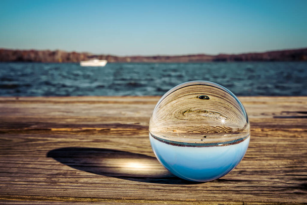 Une boule de verre claire assise sur un quai dans le nord de la Virginie
. - Photo, image
