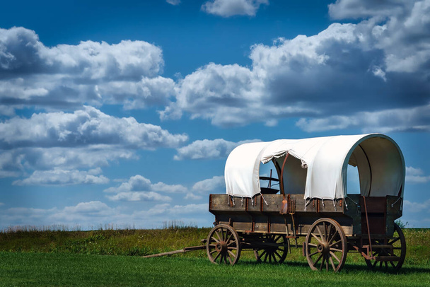 Een overdekte wagons aan de kant van een Wisconsin weg in Sheboygan County. - Foto, afbeelding