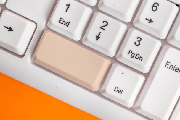 Concepto de negocio con notas y teclado PC. Colorido PC Mock Up teclado con vacío espacio de copia sobre blanco Copia Cpace. Espacio de burla en blanco para el mensaje textual
. - Foto, imagen