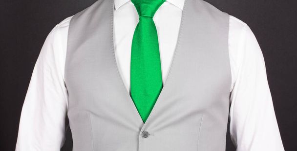 Человек в сером костюме с зеленым галстуком, крупным планом
 - Фото, изображение