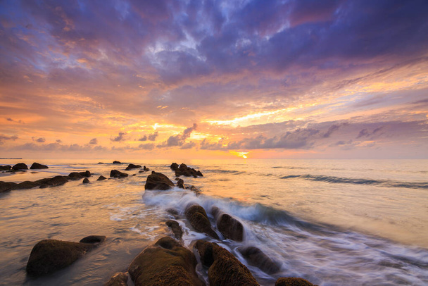 Úžasný soumrak Západ slunce mořská vlna naráží na zelený mech v Kuala Penyu, Sabah, Borneo. Obrázek může obsahovat jemné zaostření a rozmazání v důsledku dlouhé expozice. - Fotografie, Obrázek