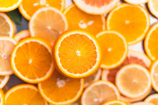 Апельсины, нарезанные на фоне белого дерева в студии
 - Фото, изображение