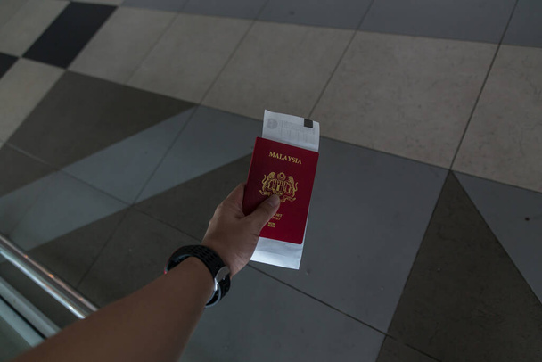 Een hand houden Maleisië internationaal paspoort-Travel Concept - Foto, afbeelding