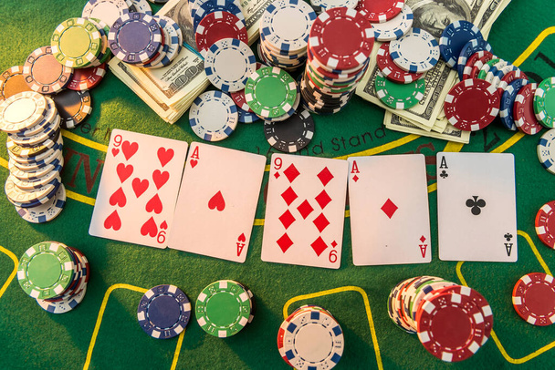 vista di un tavolo da gioco con molte carte da poker e chip tappetino verde. gioco del casinò - Foto, immagini