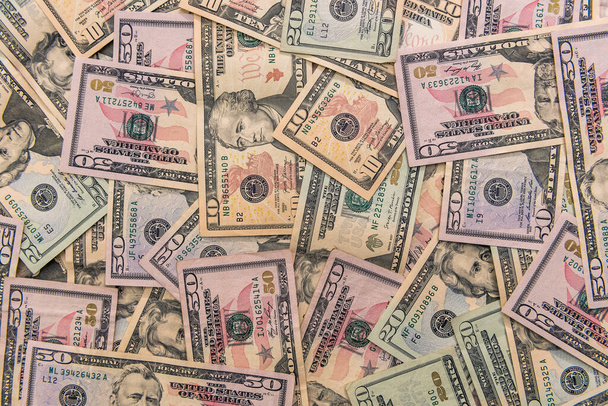 Banconote in dollari disperse sul tavolo di legno da vicino - Foto, immagini