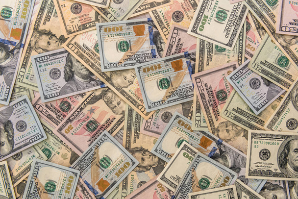 Billets en dollars dispersés sur une table en bois close up - Photo, image