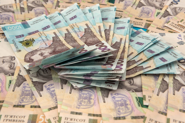zökkenőmentes textúra valódi új ukrajnai 500 és 1000 bankjegyek. - Igen. A hrivnya mint pénzügyi háttér. - Fotó, kép
