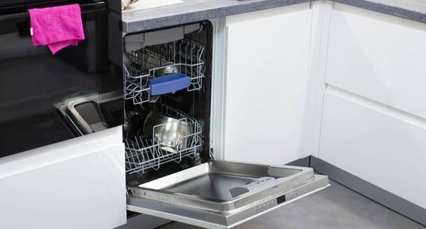 vista del nuevo lavavajillas abierto moderno en la cocina
 - Foto, imagen