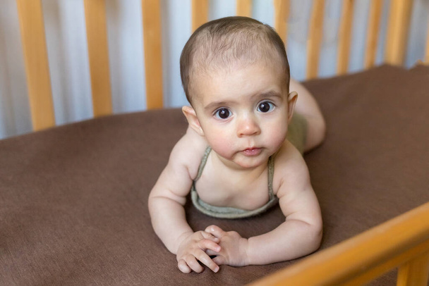 Niedliches Neugeborenes auf einer blauen Decke. Baby in seinem Bett. Nahaufnahme Porträt eines neugeborenen Babys. Verpackungsschablone für Babyartikel. Kinderzimmer. Medizinisch-gesundes Konzept. Lächelnder Junge - Foto, Bild
